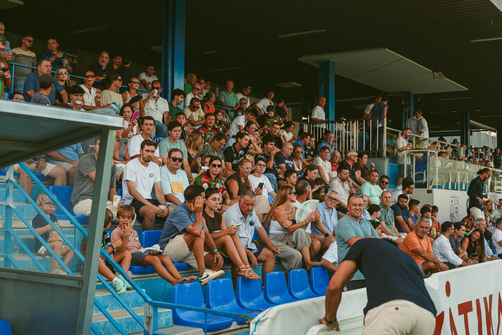 La tribuna llena de aficionados del Central