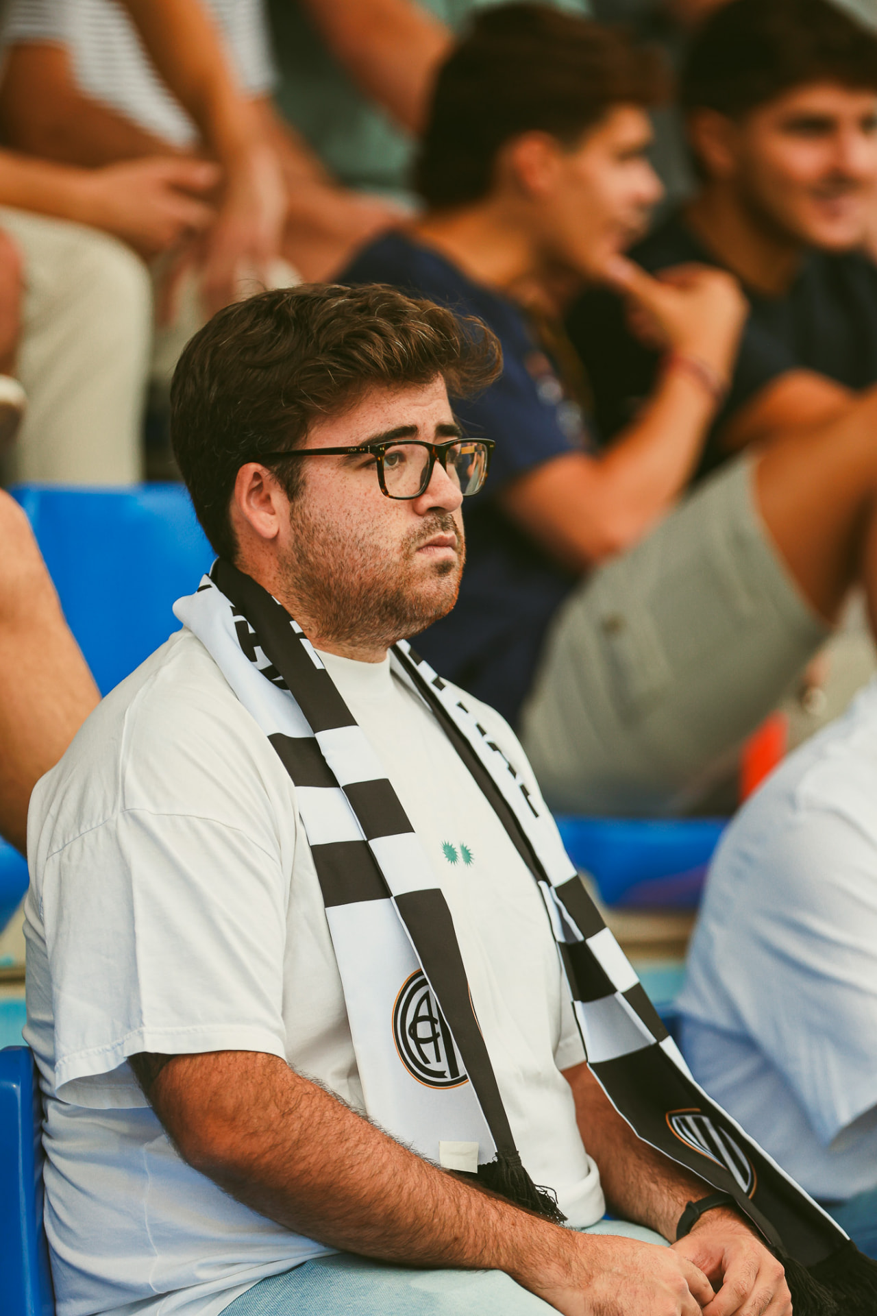 Abonado del Central con la bufanda blanquinegra